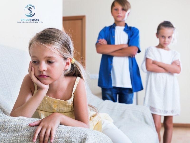 Trẻ không quay lại khi được gọi tên có thể liên quan đến phát triển giao tiếp. Khi nào cha mẹ cần lo lắng?