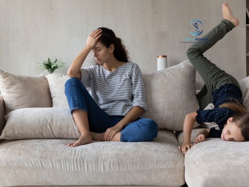 Trẻ không tập trung khi chơi có phải dấu hiệu cần theo dõi.