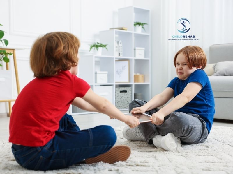 Trẻ không thích chạm vào một số đồ vật có phải dấu hiệu nhạy cảm giác quan.