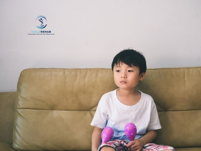 Khi ở nhà trẻ không tự làm gì và luôn chờ người lớn hỗ trợ, điều đó có thể ảnh hưởng ra sao.