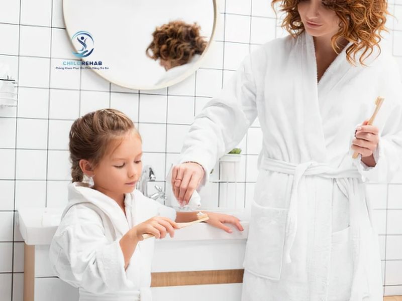 Khi trẻ không chủ động làm vệ sinh cá nhân, cha mẹ nên hiểu điều đó như thế nào và hỗ trợ ra sao.