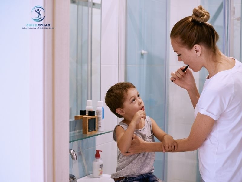 Trẻ không tự ăn, không tự mặc, không tự đánh răng có phải chậm phát triển? Dấu hiệu cha mẹ cần lưu ý.