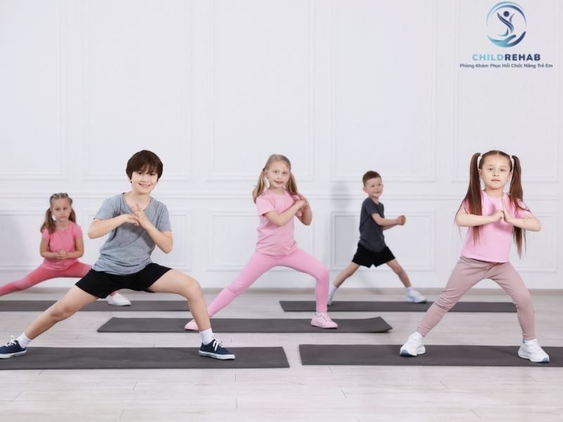 Trẻ lệch trục chân nên tập gì để hỗ trợ tư thế, dáng đi và phát triển vận động tốt hơn?