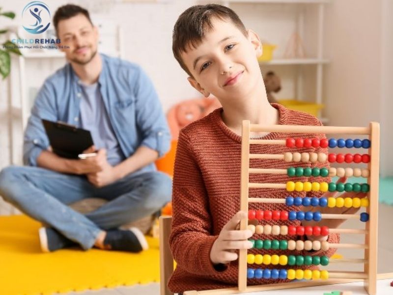 Những dấu hiệu như vụng về, khó tự lập hoặc rối loạn cảm giác có thể cho thấy trẻ cần hoạt động trị liệu sớm.