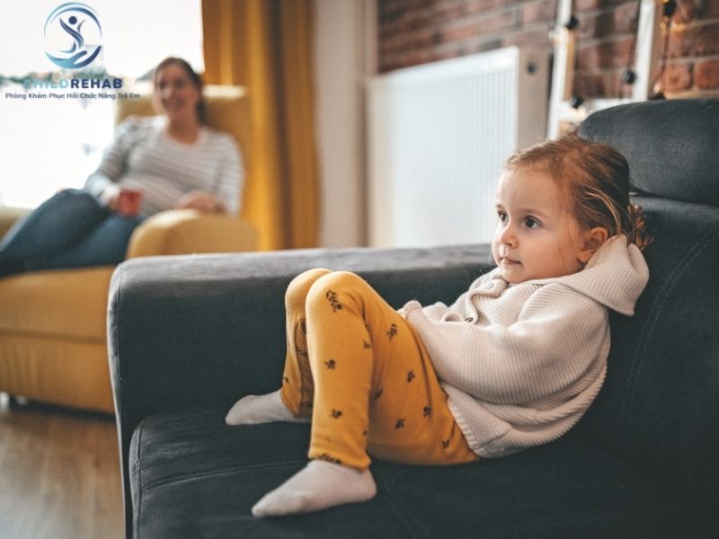 Trẻ ngồi lệch người có phải chỉ là thói quen hay là dấu hiệu sai tư thế cần chú ý?