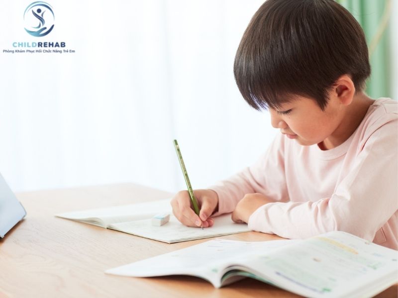 Ngồi nhiều, ít thay đổi tư thế có thể ảnh hưởng đến cột sống và tư thế của trẻ ra sao?