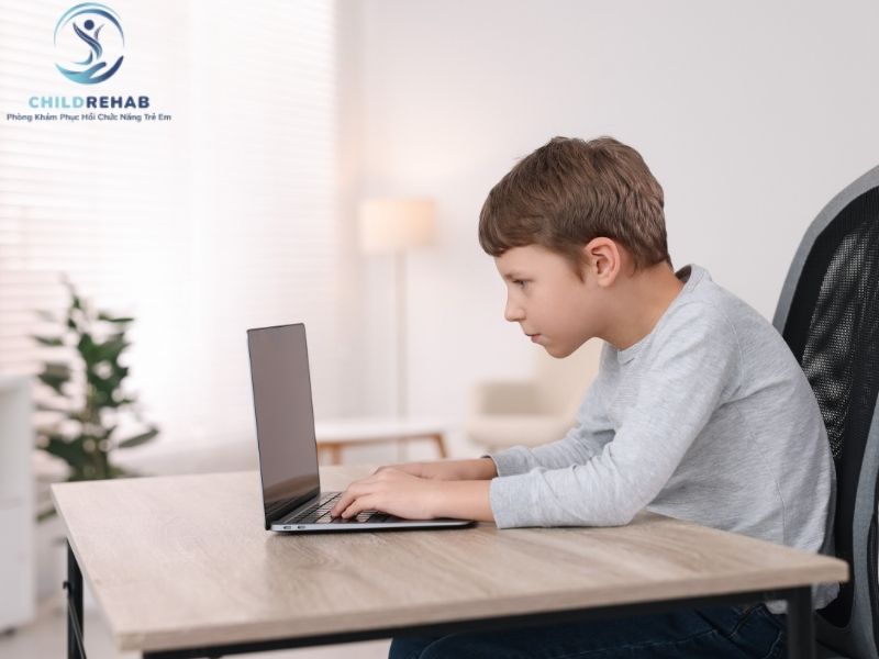 Trẻ ngồi sai tư thế có ảnh hưởng gì đến dáng đứng, cột sống và phát triển vận động?