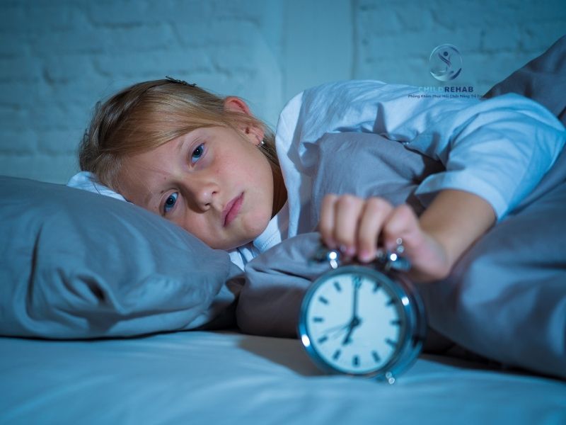 Trẻ ngủ muộn có thể khiến trẻ dễ cáu gắt, khó hợp tác và mệt mỏi hơn trong sinh hoạt hằng ngày.