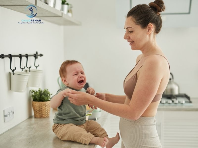 Trẻ nhạy cảm cảm giác có phải do “khó tính” không? Bài viết giúp cha mẹ nhìn đúng hơn về hành vi cảm giác và tránh hiểu sai về trẻ.