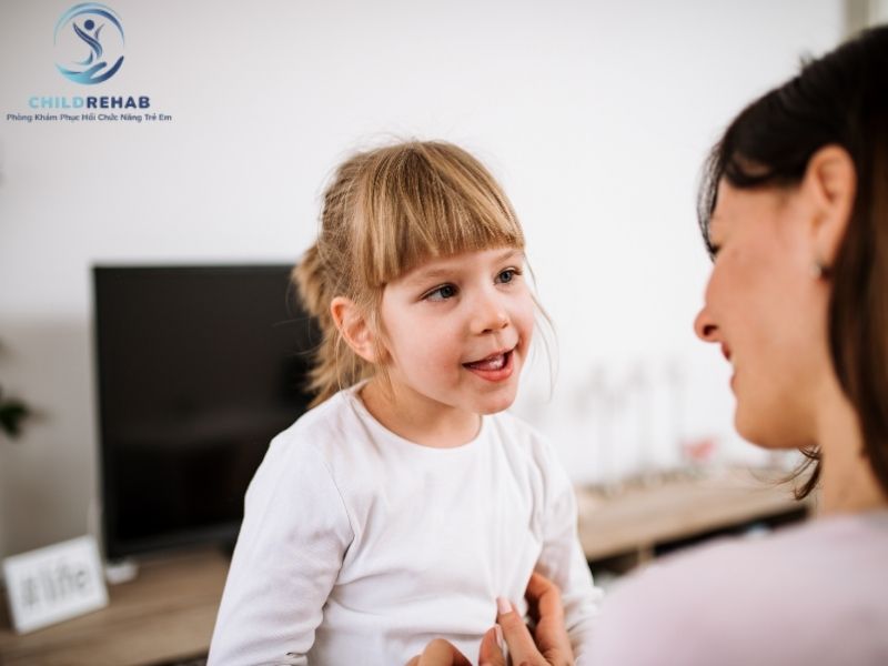 Nói lặp lại có thể liên quan đến rối loạn ngôn ngữ hoặc tự kỷ và cần được hỗ trợ sớm.