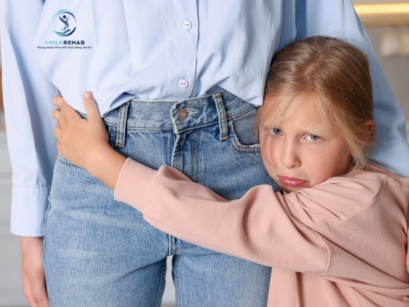 Trẻ sợ chạm, sợ cắt tóc hay cắt móng tay có sao không? Tìm hiểu những biểu hiện cảm giác thường gặp và cách nhìn nhận đúng cho phụ huynh.