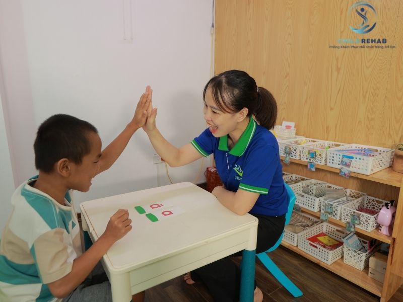 Phân tích lý do trẻ khu vực Hà Đông thích nghi tốt hơn khi can thiệp gần môi trường sinh sống.