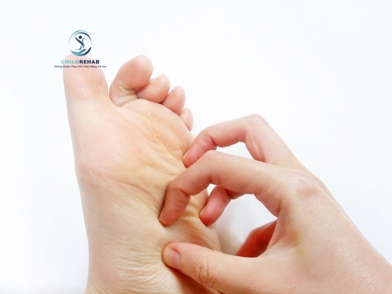 Cân nặng có ảnh hưởng đến sự phát triển vòm bàn chân của trẻ hay không.