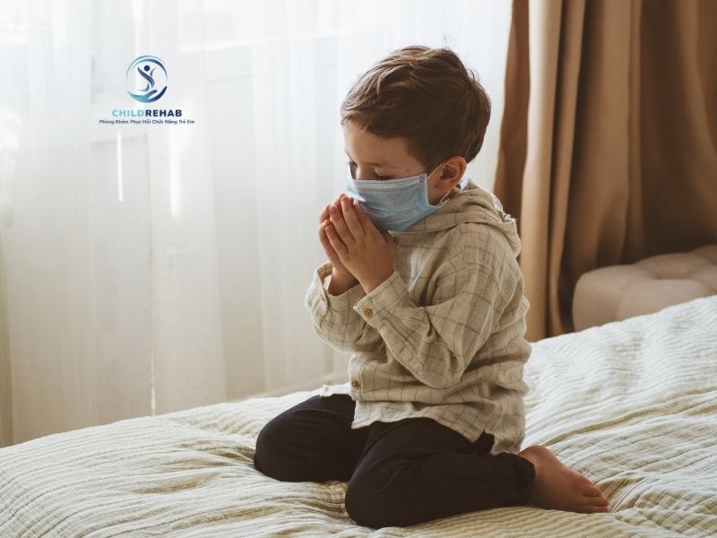 Trẻ thường xuyên mệt mỏi, ít năng lượng có phải là dấu hiệu cần theo dõi về sức khỏe.