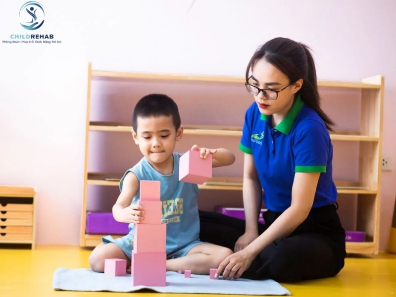 Giải đáp khi nào trẻ tự kỷ cần can thiệp sớm và vì sao thời điểm bắt đầu lại quan trọng đối với sự phát triển của trẻ.
