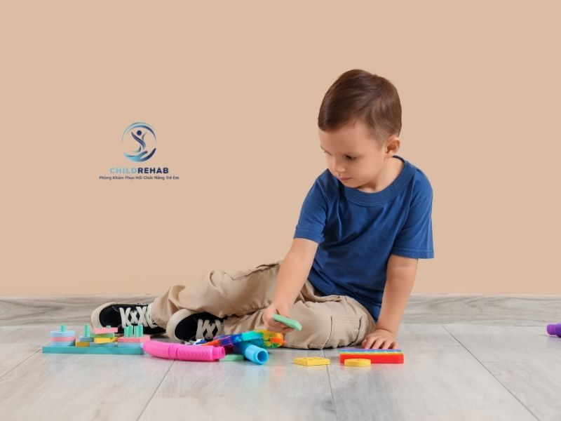 Trẻ tự kỷ có thể học lớp 1 và hòa nhập học đường không?