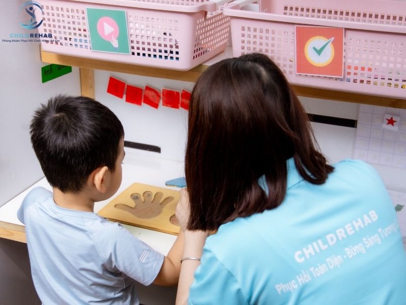 Tiêu chí lựa chọn trung tâm áp dụng PECS phù hợp cho trẻ.