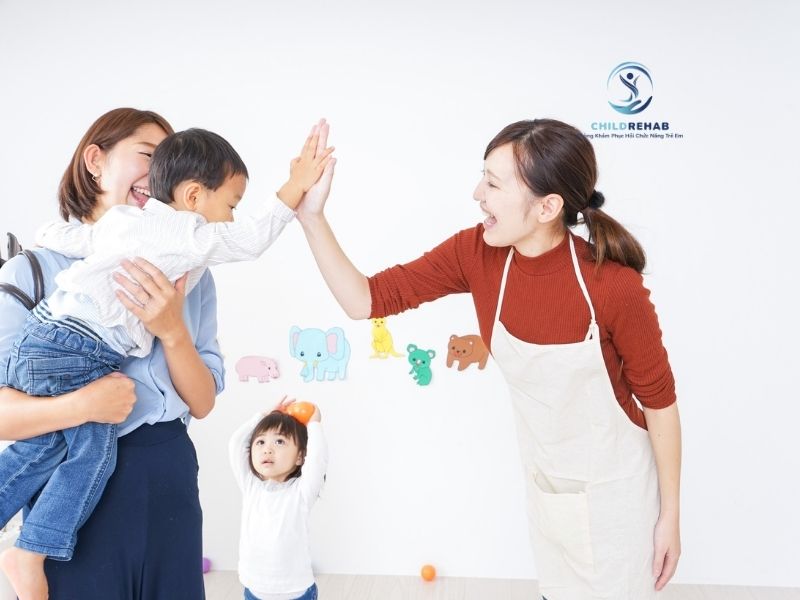 Kỹ năng tự lập có liên quan như thế nào đến giao tiếp, hợp tác và khả năng tương tác của trẻ.