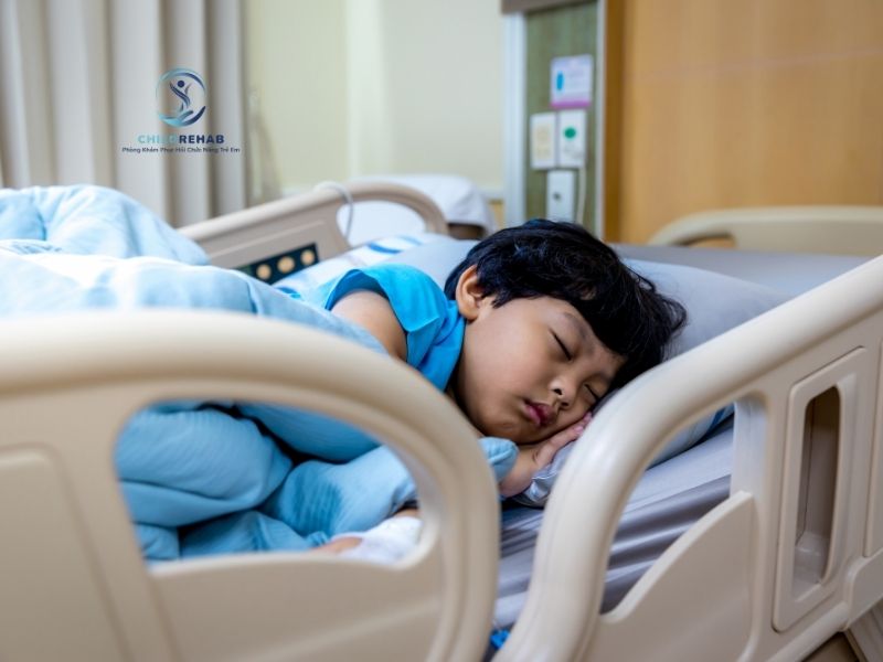 Cách bế trẻ bị vẹo cổ giúp hỗ trợ chỉnh tư thế và giảm lệch cổ.