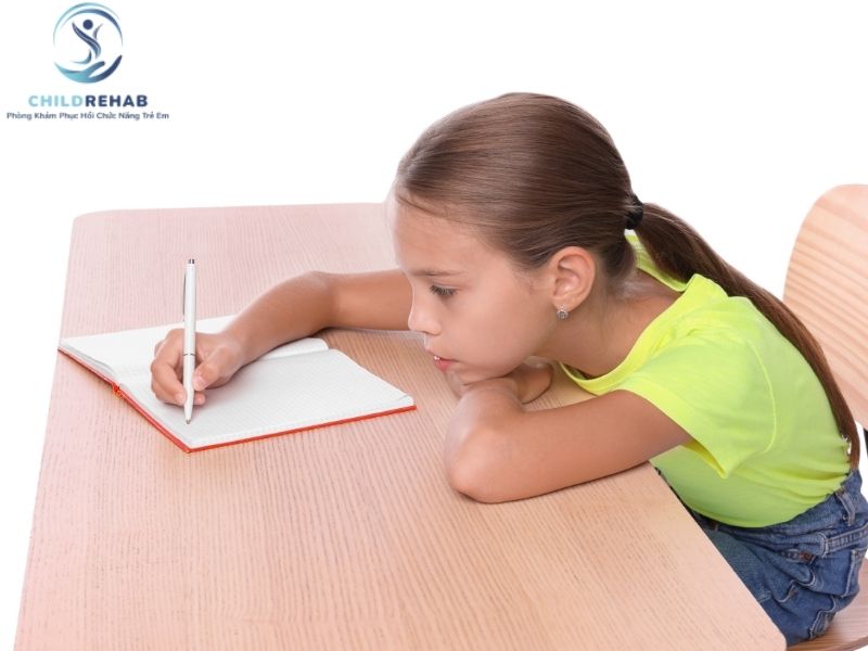 Vai không cân đối ở trẻ có thể liên quan đến tư thế xấu, gù lưng hoặc mất cân đối cơ thể.