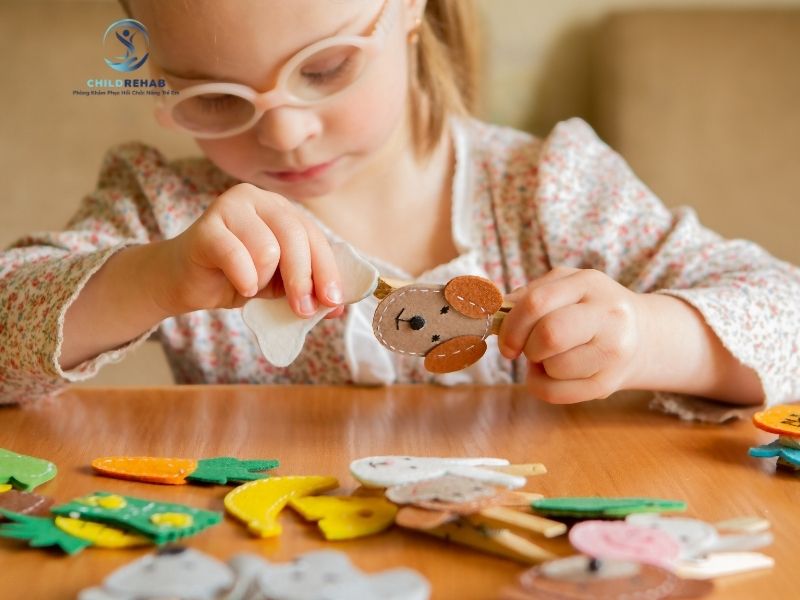 Vận động tinh ở trẻ là gì? Bài viết giúp phụ huynh hiểu rõ vai trò của các kỹ năng cầm nắm, phối hợp tay mắt và thao tác nhỏ trong sinh hoạt hằng ngày.