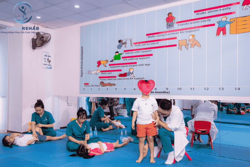 Can thiệp vận động trị liệu giúp trẻ chậm phát triển toàn diện cải thiện vận động và khả năng tự lập