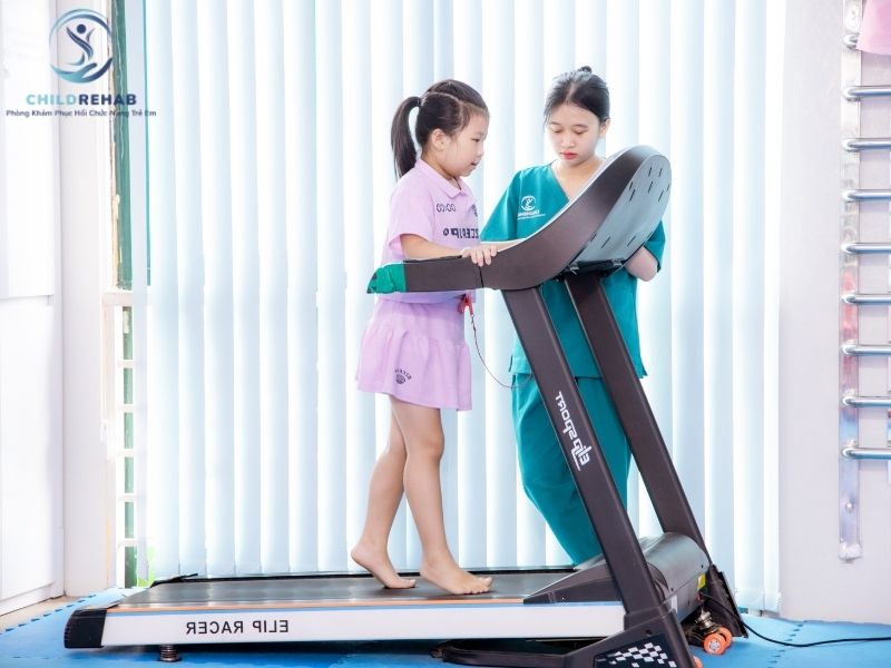 Vai trò của vận động trị liệu trong cải thiện khả năng vận động thô và tinh cho trẻ.