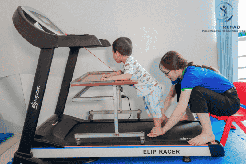 Vận động trị liệu cho trẻ em là gì? Trẻ nào cần can thiệp, lợi ích, quy trình và lưu ý