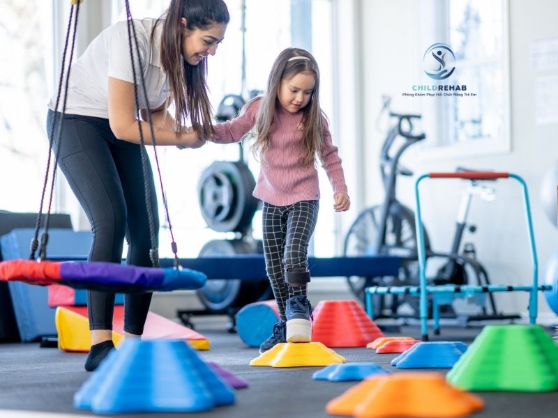 Vai trò của vận động trị liệu trong cải thiện khả năng vận động thô và tinh cho trẻ.