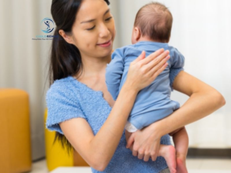 Vẹo cổ có thể ảnh hưởng đến khả năng lẫy, bò, ngồi và đi ở trẻ nếu không được hỗ trợ sớm.