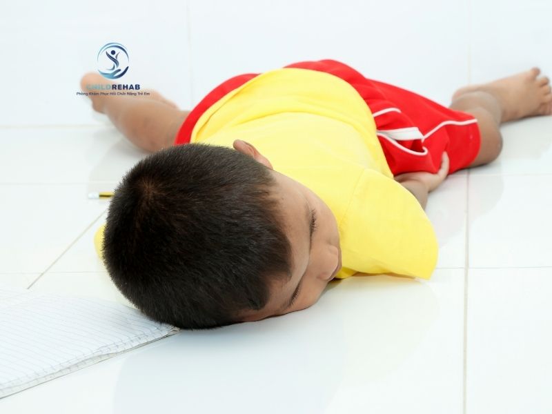 Tư thế nằm sai có thể khiến trẻ bị vẹo cổ hoặc mất cân bằng cơ cổ nếu kéo dài.