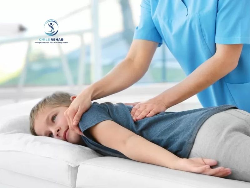 Vận động trị liệu có vai trò gì trong hỗ trợ trẻ bị vẹo cổ.