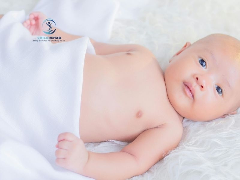 Tổng hợp biểu hiện thường gặp của vẹo cổ ở trẻ sơ sinh và cách phụ huynh nhận biết sớm.