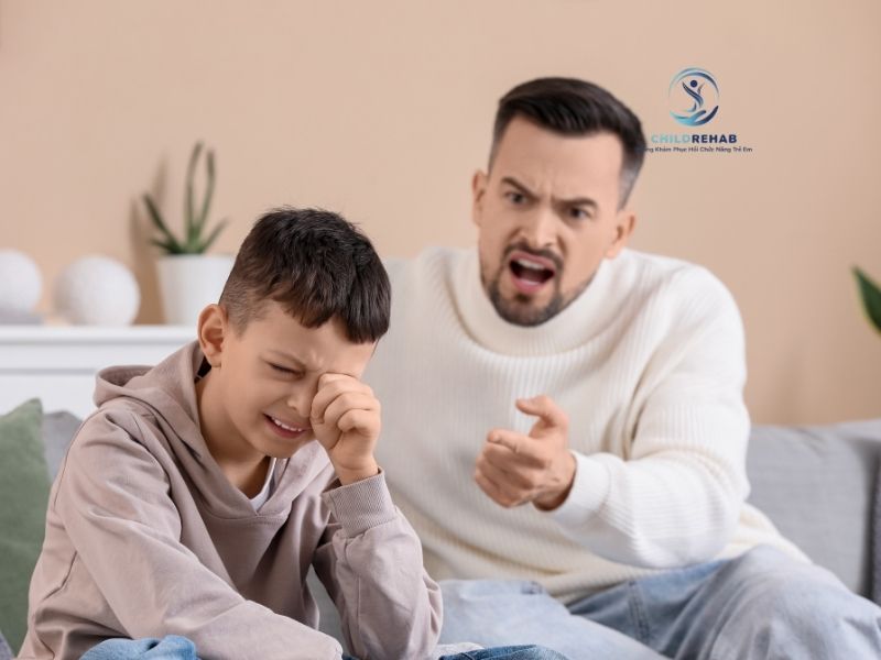 Nhiều cha mẹ càng cố gắng dạy con lại càng cảm thấy khoảng cách với con lớn hơn.