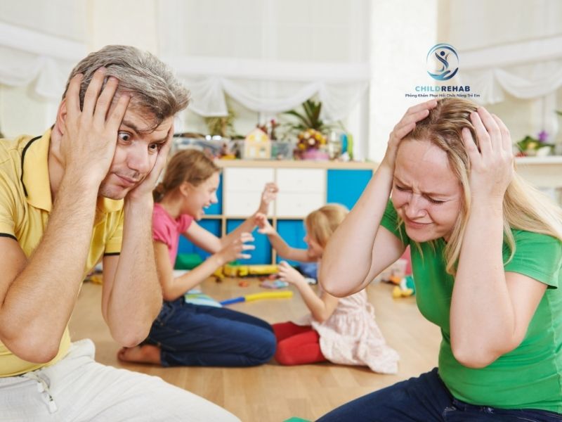 Nhiều cha mẹ rất yêu con nhưng vẫn dễ cáu gắt và mất bình tĩnh trong những ngày quá mệt mỏi.