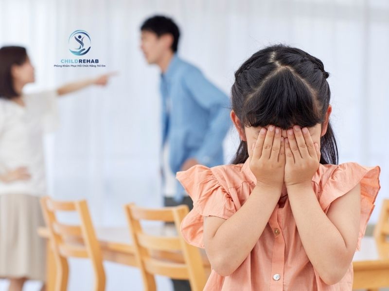 Sau khi cáu gắt với con, nhiều cha mẹ rơi vào cảm giác tội lỗi và tự trách rất nặng nề.