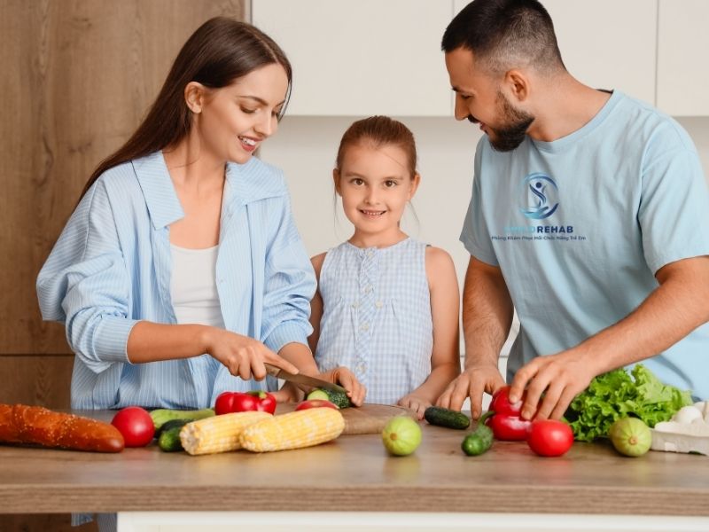 Nỗi sợ con thua kém người khác là áp lực vô hình rất lớn với nhiều gia đình.