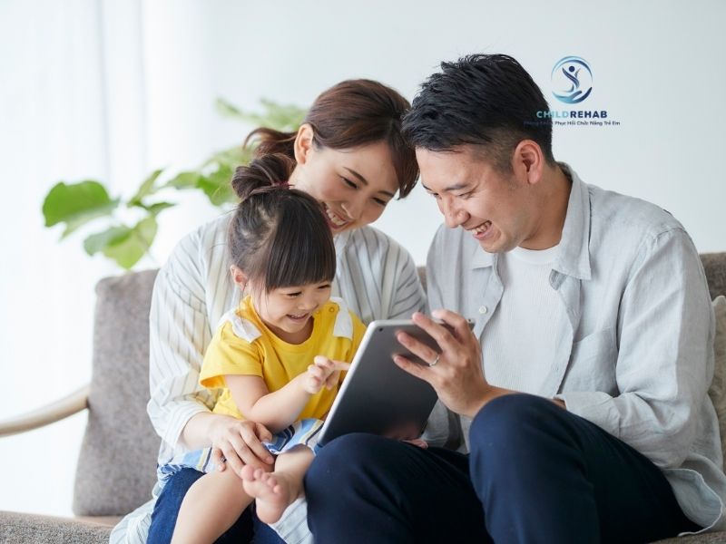 Khi quá nhiều thông tin khiến cha mẹ rối, một góc nhìn chuyên môn đúng có thể giúp rõ ràng hơn rất nhiều.