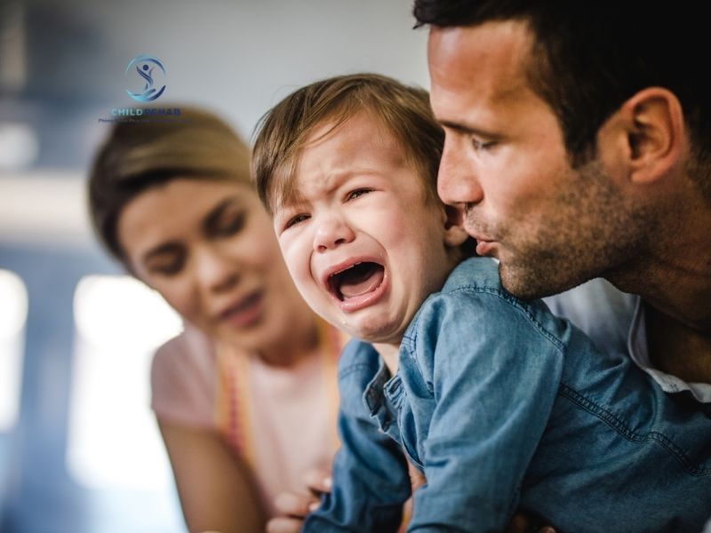 Khi người lớn phản ứng không nhất quán, trẻ thường khó hiểu giới hạn và dễ chống đối hơn.