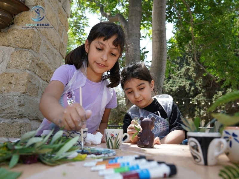 Tìm hiểu vì sao trẻ hay tìm kiếm cảm giác như quay vòng, leo trèo hoặc thích va chạm mạnh để hiểu đúng hơn về nhu cầu cảm giác của trẻ.