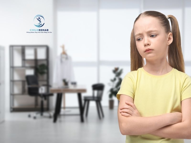 Trẻ không phản hồi khi người khác nói chuyện có thể đến từ ngôn ngữ, chú ý hay kỹ năng giao tiếp xã hội.