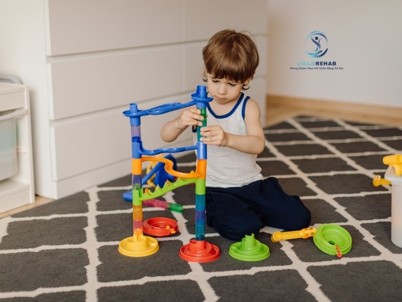 Trẻ không thích chơi với bạn có phải chỉ là tính cách hay còn liên quan đến kỹ năng giao tiếp xã hội.