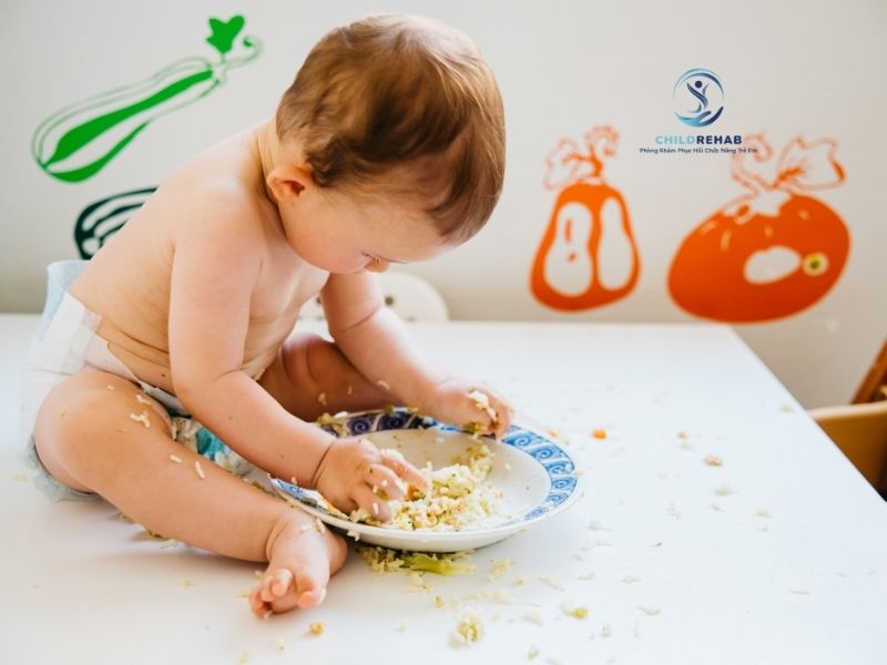 Vì sao nhiều trẻ vẫn thích được đút ăn dù đã lớn và cha mẹ nên nhìn điều này như thế nào.